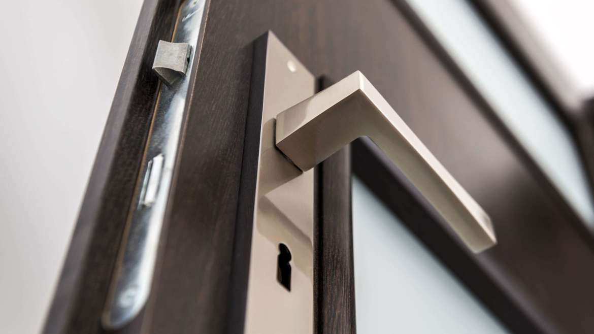 Установка межкомнатных, входных дверей и фурнитуры